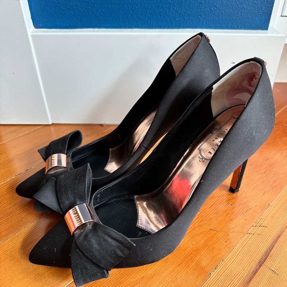 Ted Baker London Ichlibi Black Satin Bow Pumps size 39, 8.5